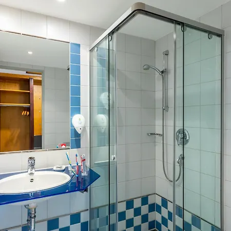 Coffee Fellows Sued Motel 3*