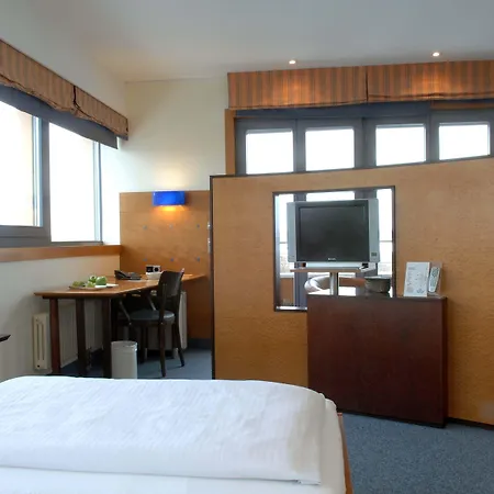 Coffee Fellows Sued Motel 3*