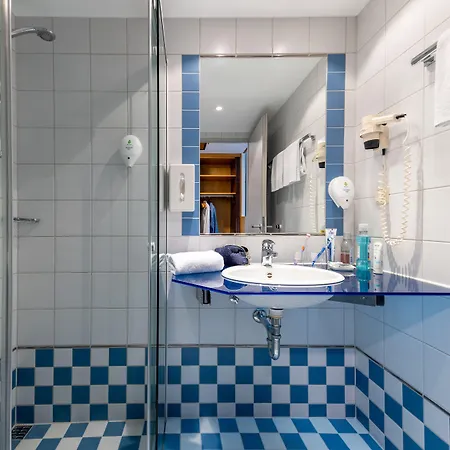 Coffee Fellows Sued Motel 3*